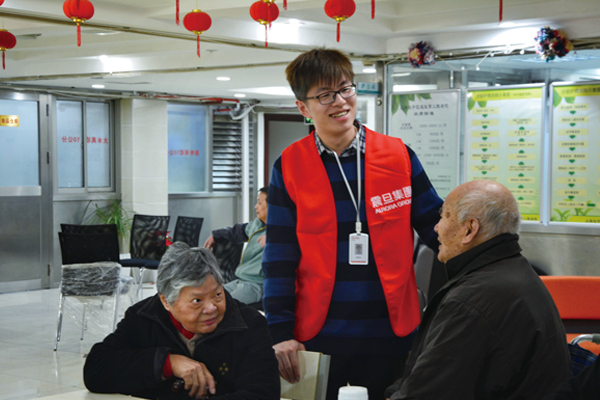 集團(tuán)資訊室顧嘉樹同仁與老人們愉快交談